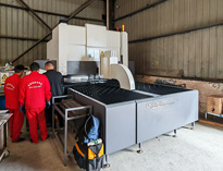 優(yōu)佰特斥巨資購進業(yè)內(nèi)先進智能柔性折彎設(shè)備